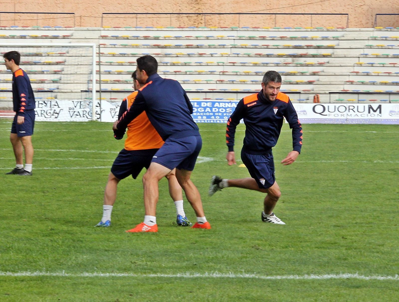 Pau Franch, en una jugada de estrategia mientras Zamora agarra a Carri, quiere marcar su primer gol en casa.