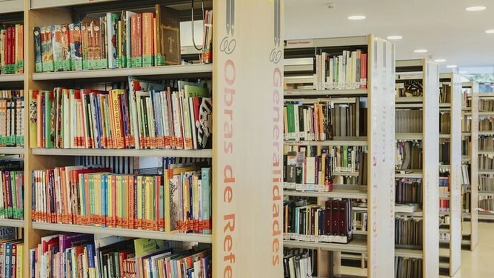 Estanterías repletas de libros.