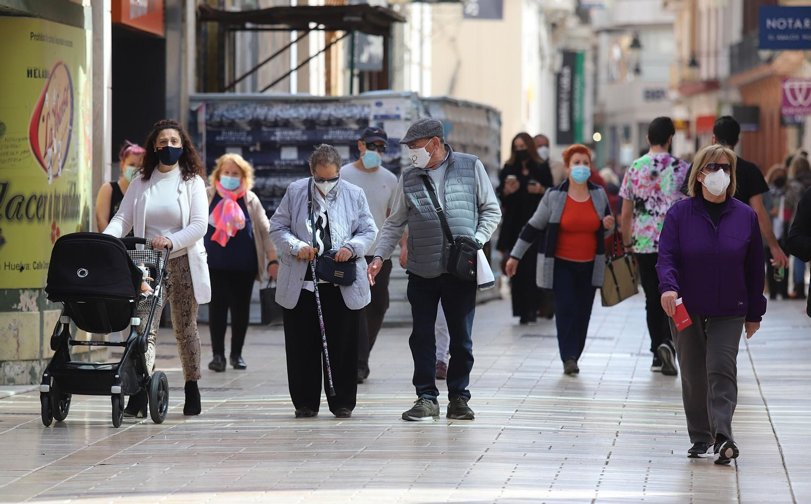 Ambiente en una calle de la capital onubense en la mañana de ayer.