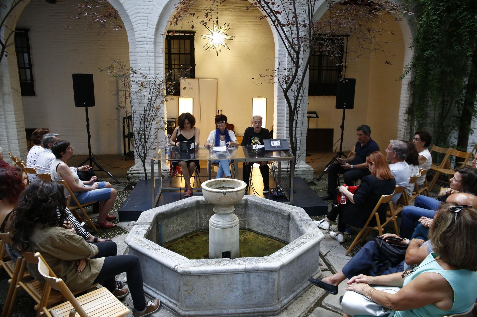 Ángeles Mora funde su poesía con el rock y el jazz