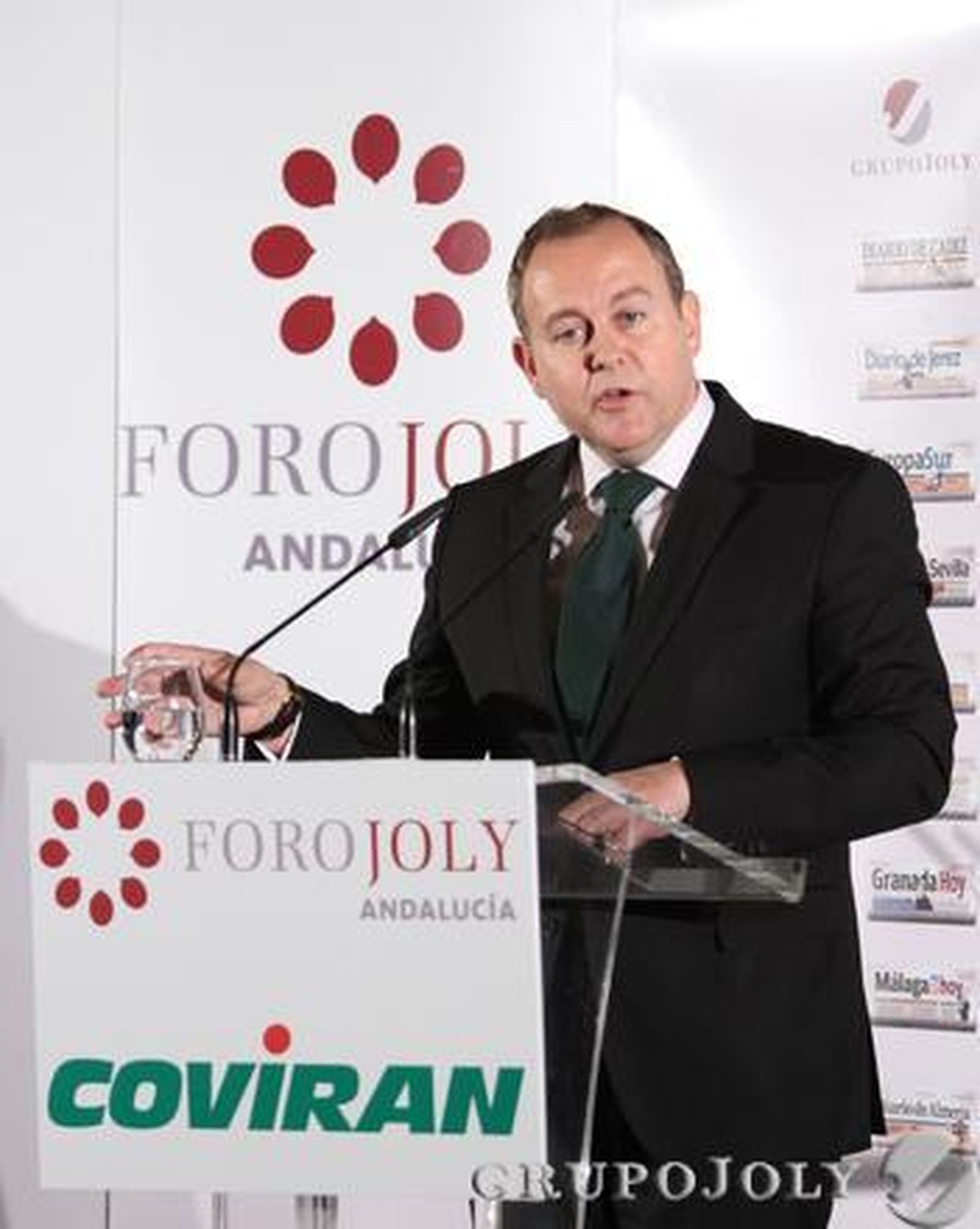 Luis Osuna, consejero delegado de Covirán, presentó al conferenciante.  / Belén Vargas / Juan Carlos Vázquez