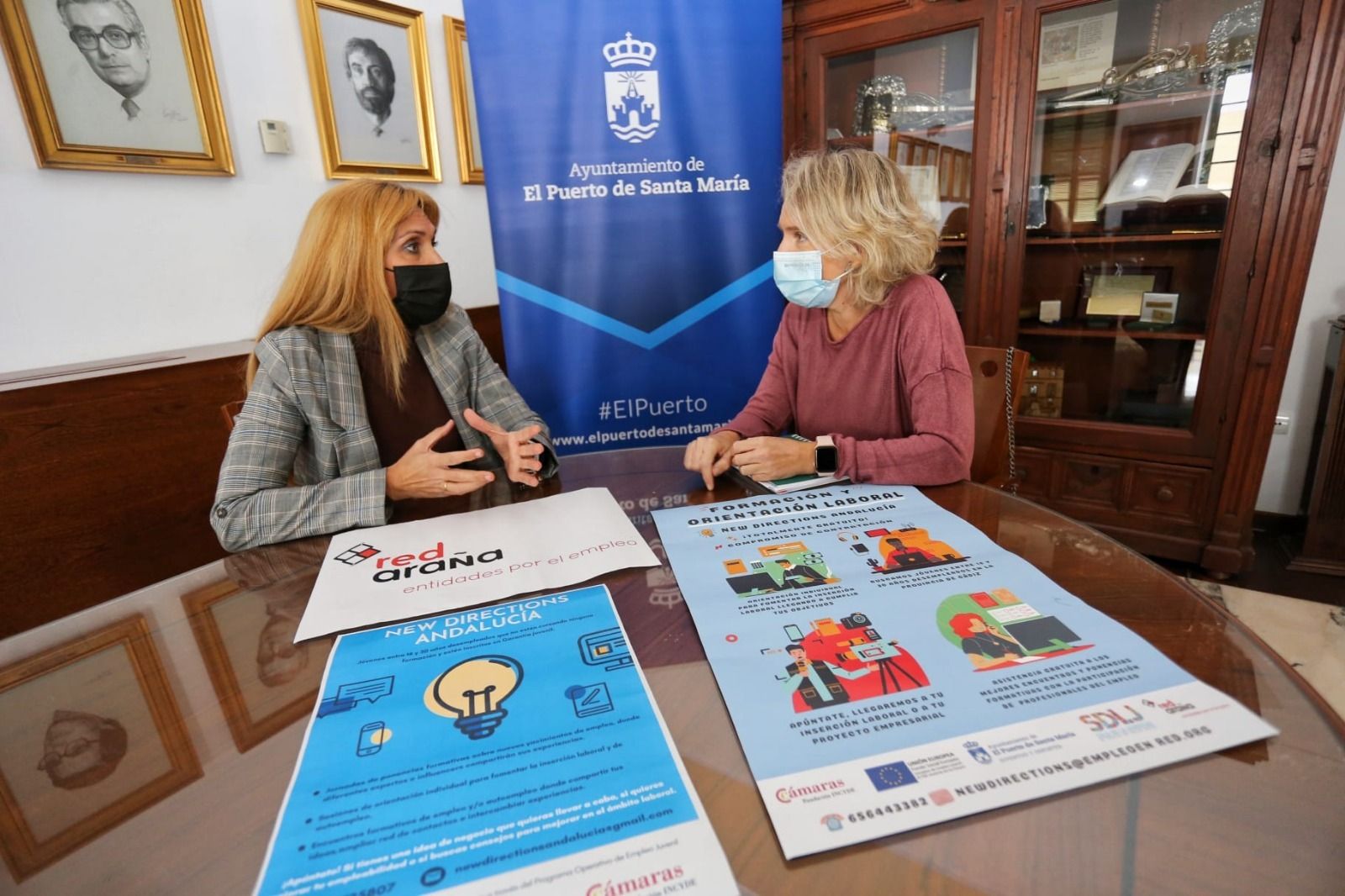La edil Lola Campos, durante su encuentro con la responsable de la Red Araña.