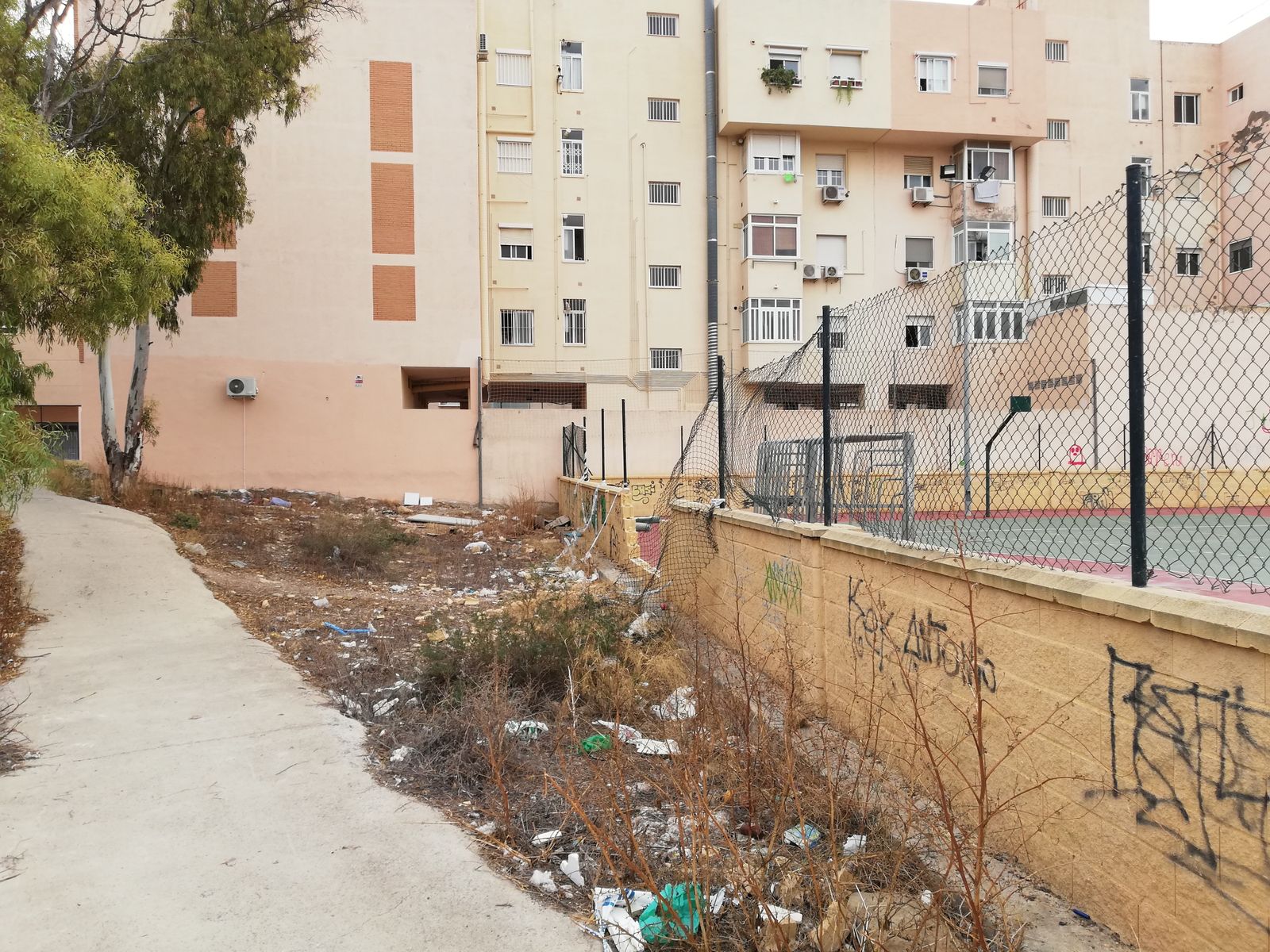 Basura acumulada alrededor del Hospital Torrecárdenas