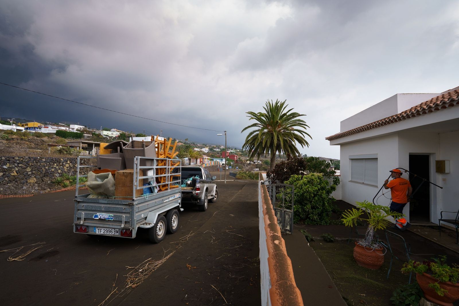 La Palma mira resignada un día más los estragos del volcán