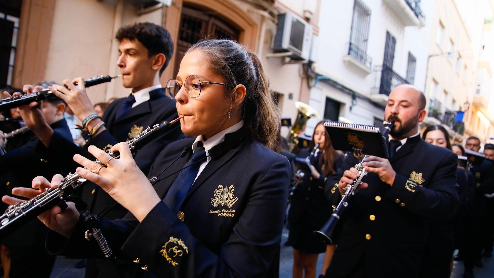 Vea la salida de la Hermandad de Los Ángeles de la Catedral de Almería