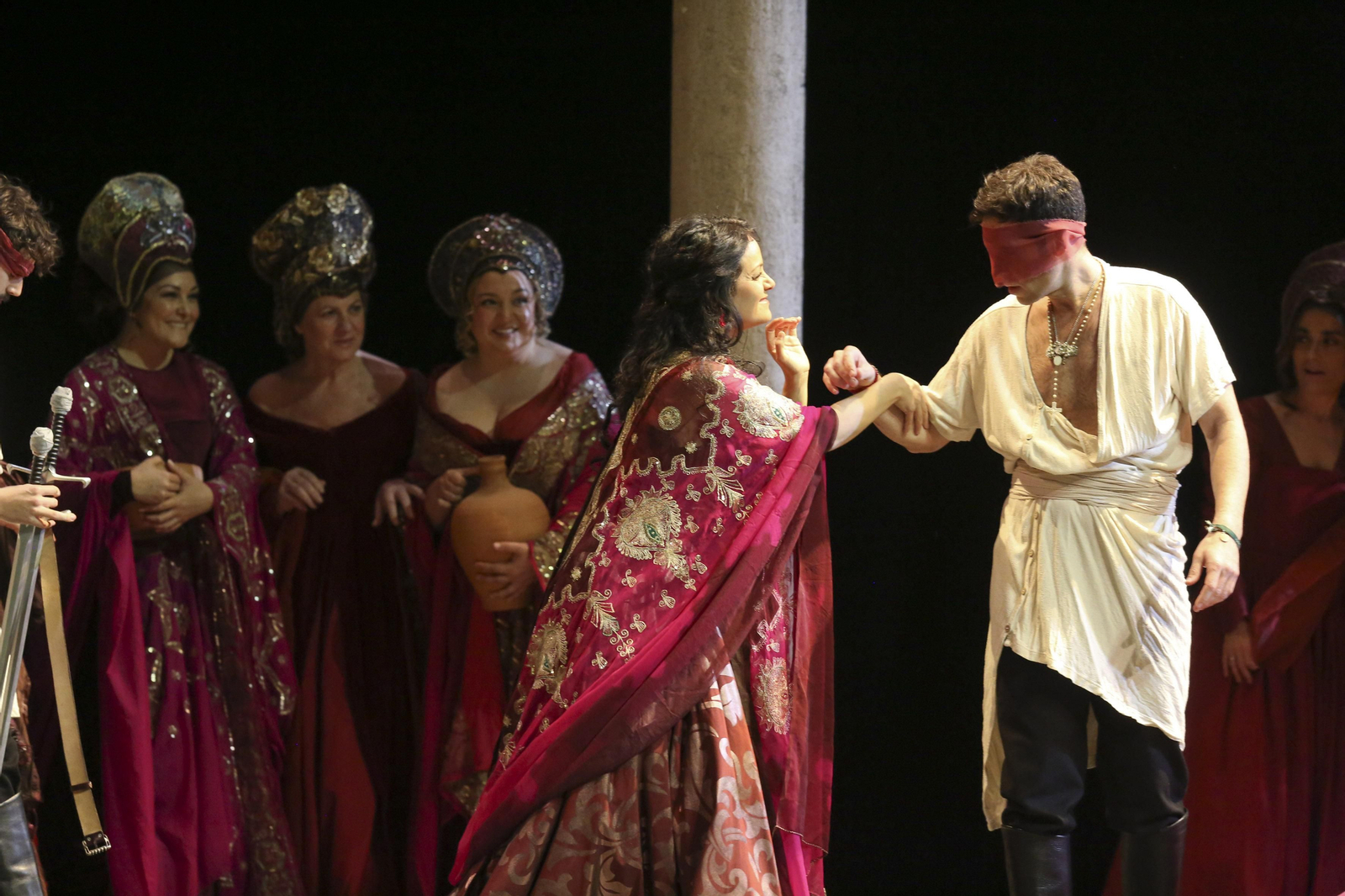 'La favorita', un viaje de la guerra a la redención, en fotos