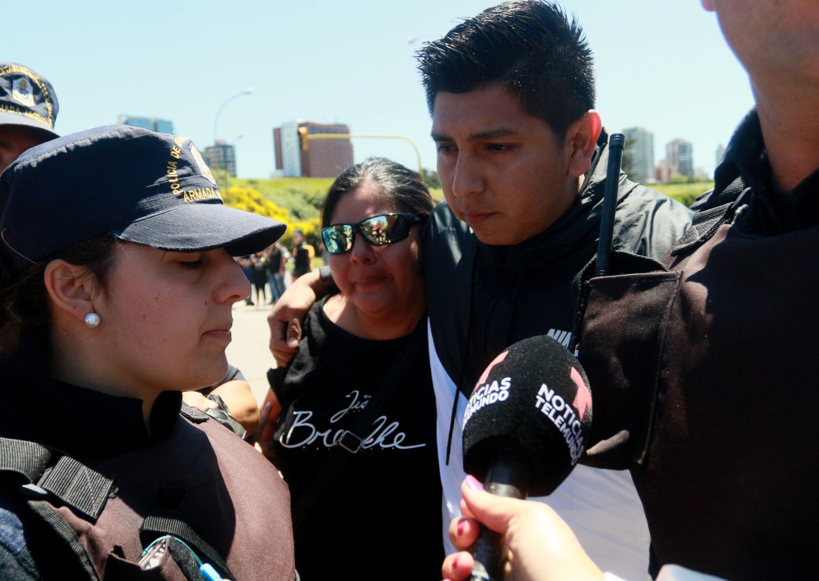 Familares de los marineros afectados por la noticia.