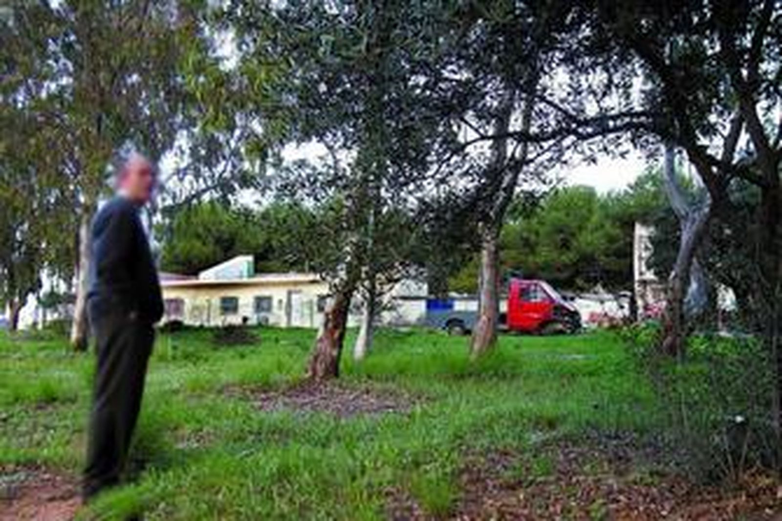 Un vecino se acerca a una de las casas ilegales de una realenga de Churriana, en foto de archivo.