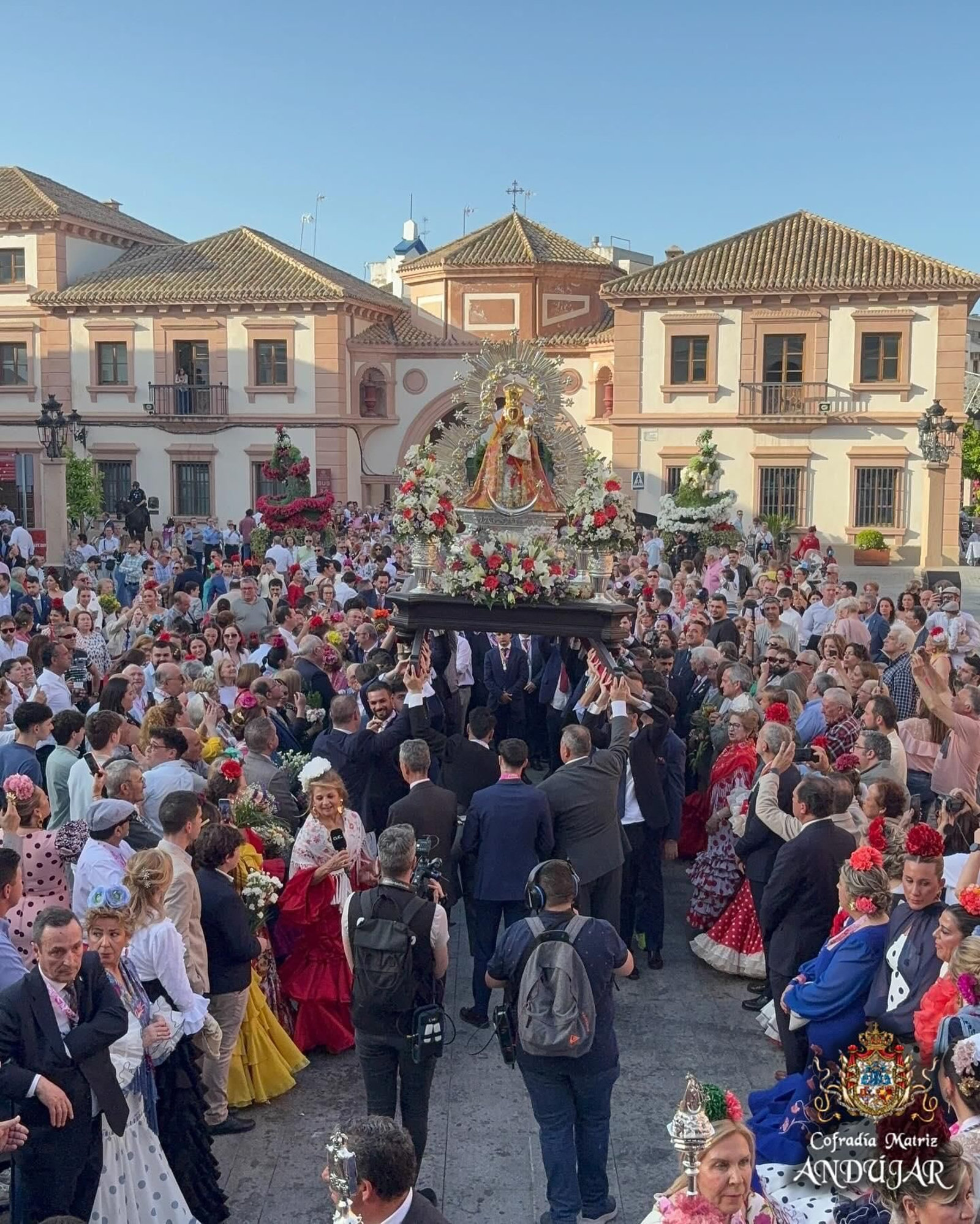 Las flores a La Morenita llenan de color las calles de Andújar, en imágenes