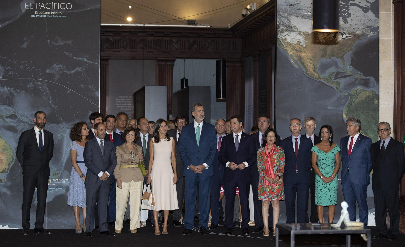Los Reyes recorriendo la exposición junto a sus comisarios y el resto de autoridades.