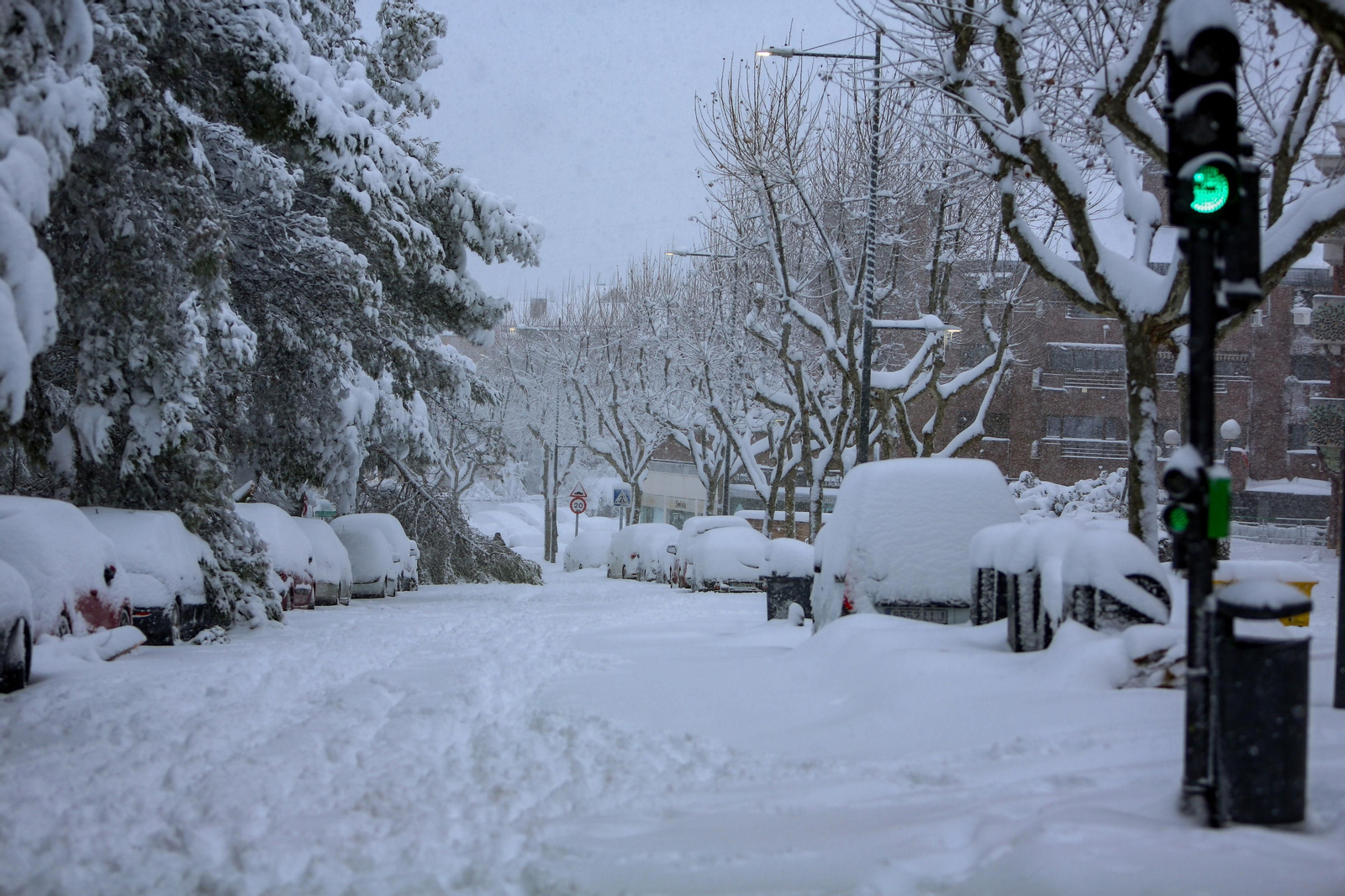 El segundo día del temporal 'Filomena' en imágenes: más nieve y caos