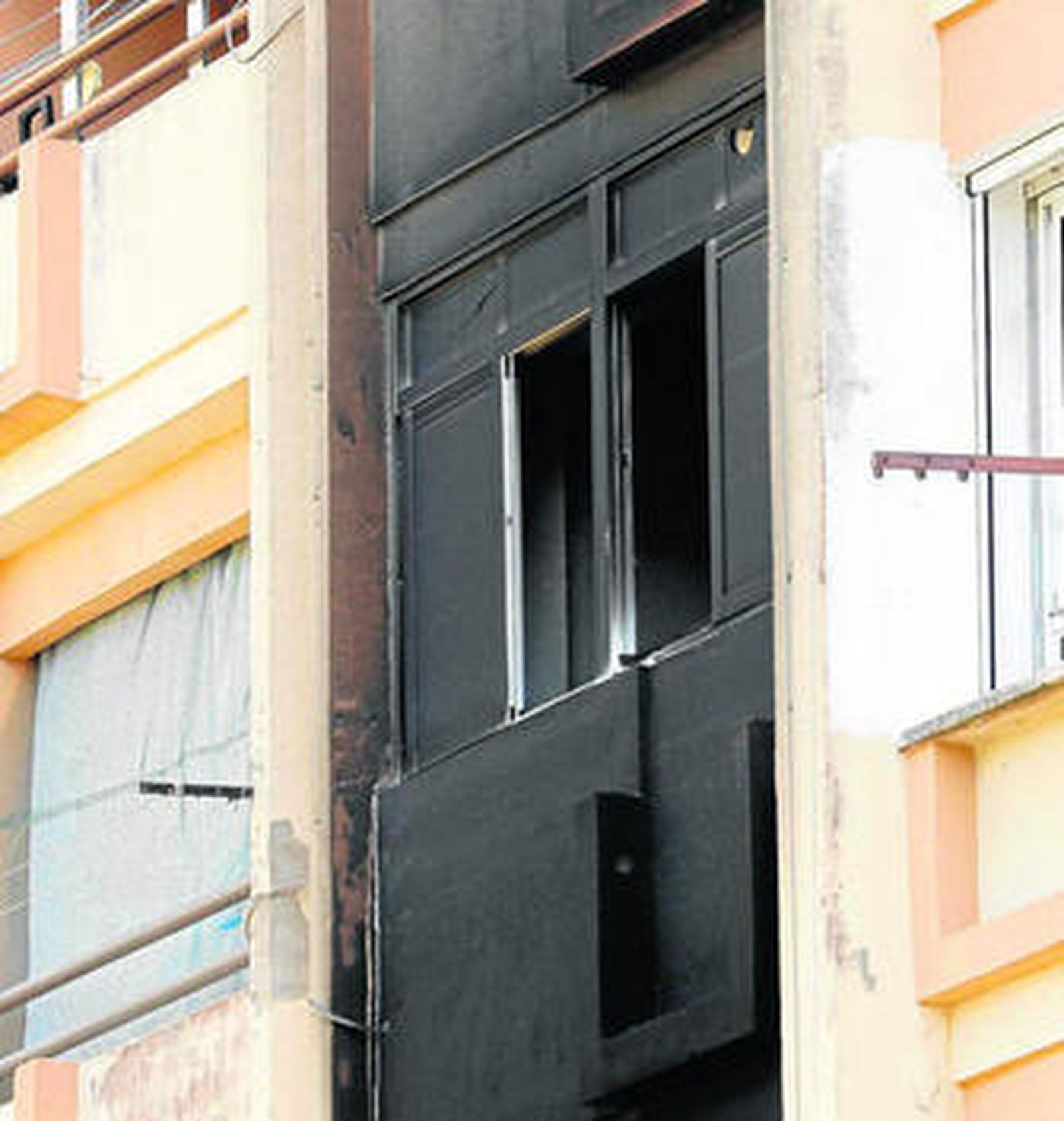 Estado en el que quedó el exterior del edificio tras el incendio en la quinta planta.