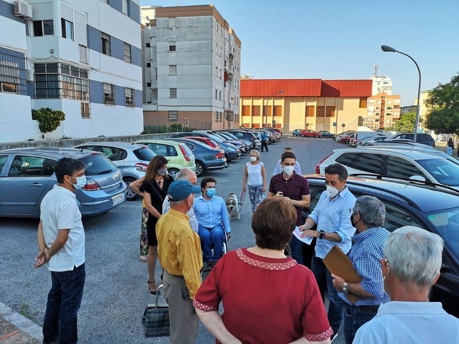 Los populares Antonio Saldaña y Jaime Espinar, con los vecinos de Los Naranjos