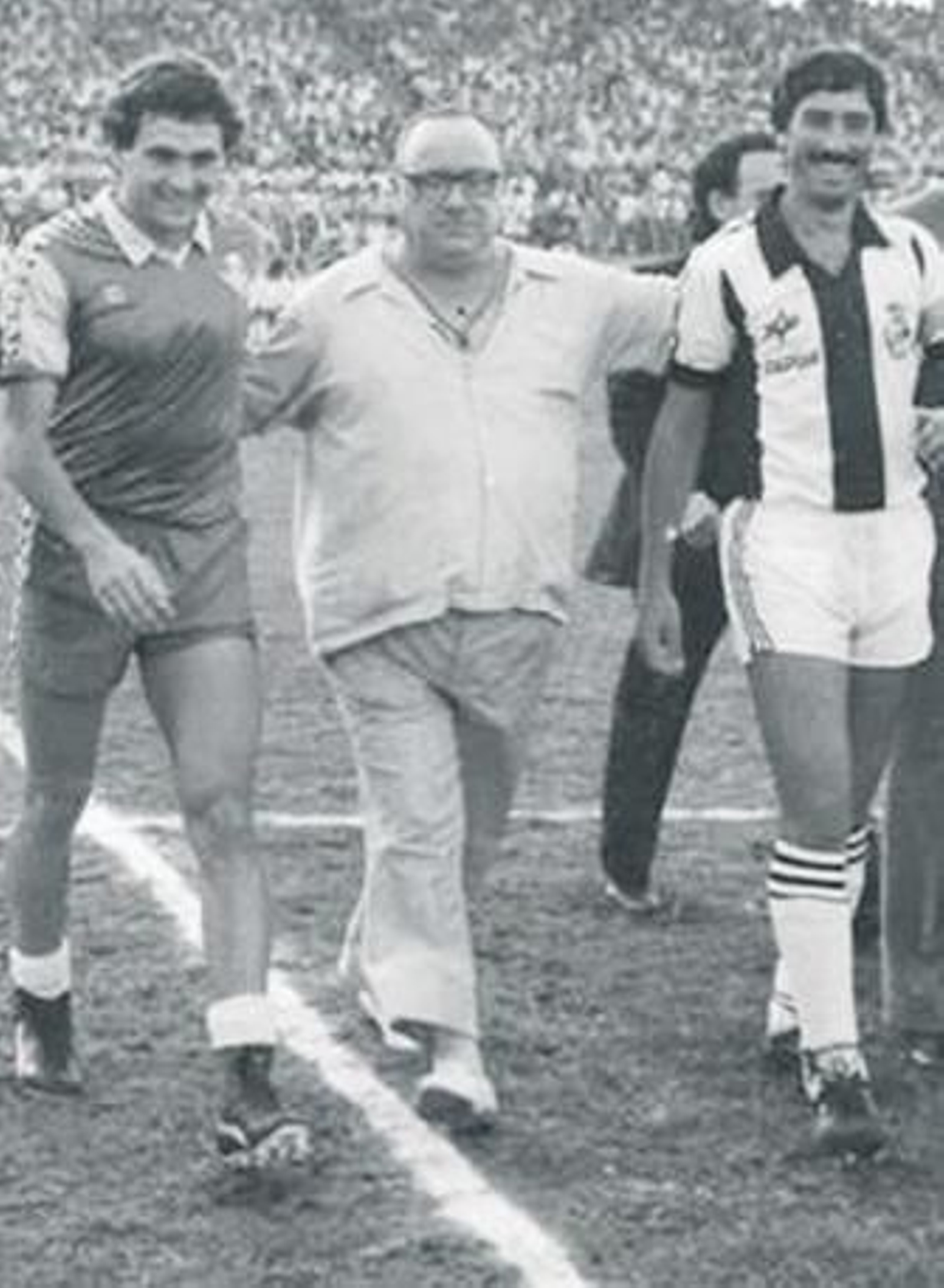 El cantaor, haciendo el saque de honor de un Betis-Balona.