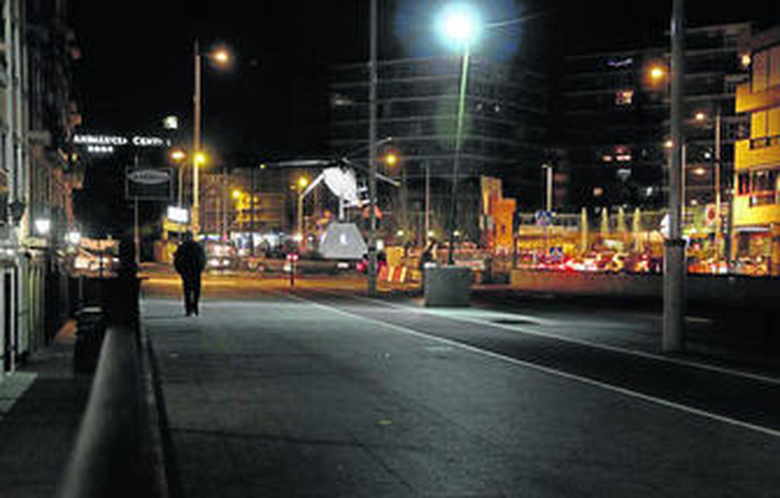 El tramo que discurre entre la rotonda del Helicóptero hasta el Río Genil es uno de los más oscuros.