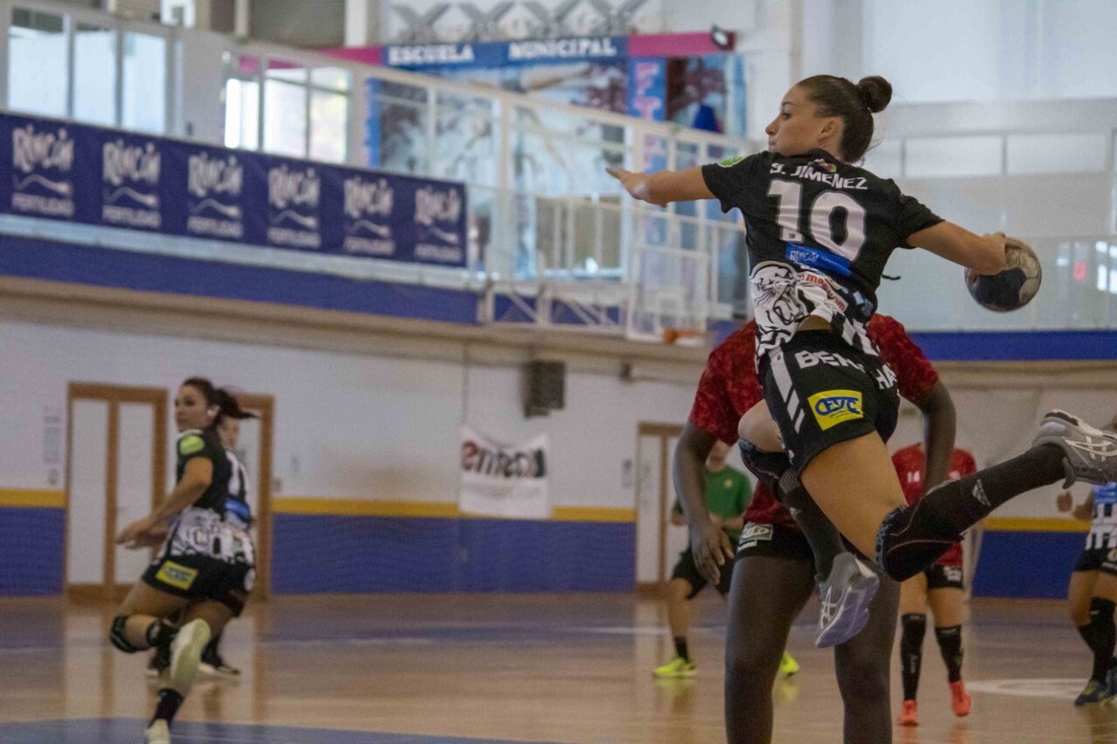 Sole López lanza a portería.