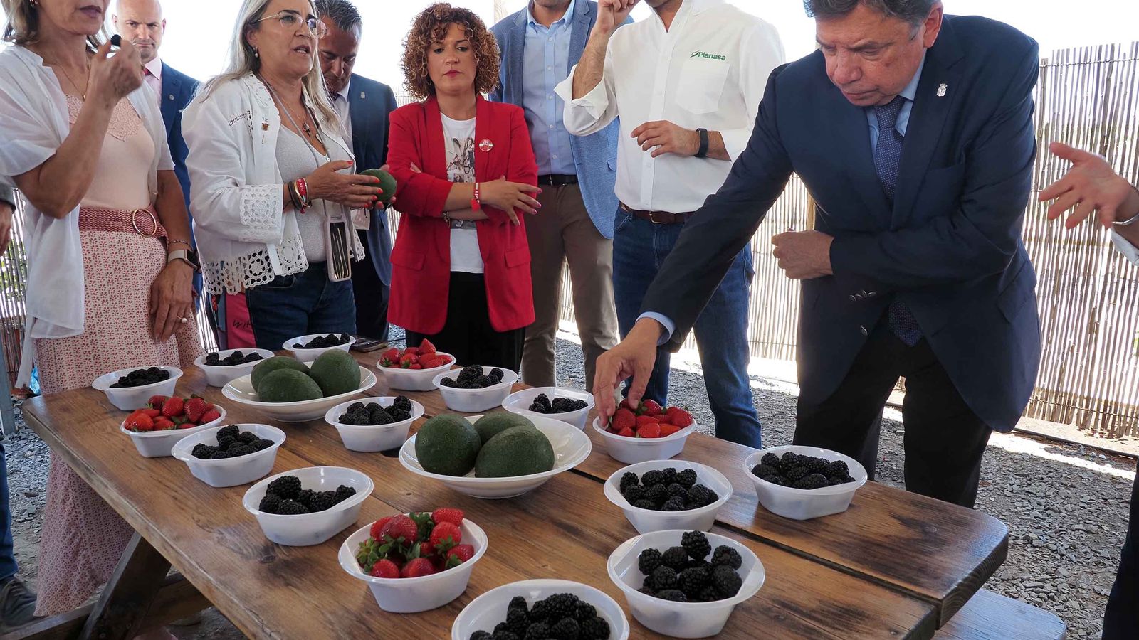 El ministro de Agricultura en su visita a la empresa Planasa, en Cartaya