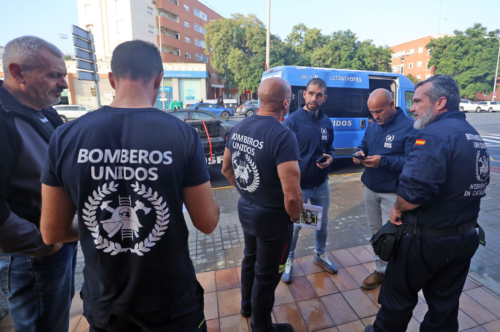 Imágenes de la partida de los bomberos de BUSF Huelva hacia Valencia