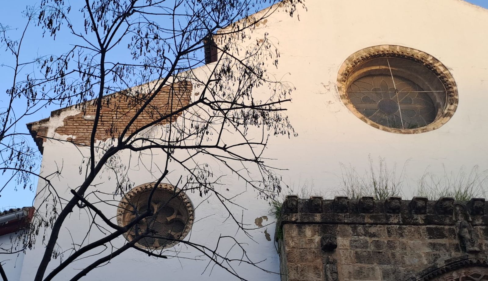 El deterioro de la parroquia de San Julián es visible en la fachada principal.