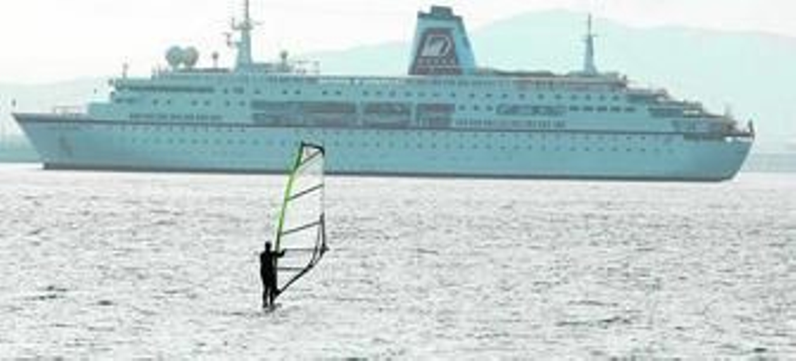 El 'Deutschland', fondeado frente a la algecireña playa del Rinconcillo, minutos antes de salir rumbo a Gibraltar, en cuyo astillero va a ser reparado.