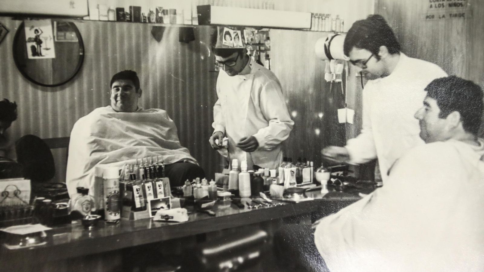 Una foto de la peluquería en los años 80 con Manolo Gómez en acción.