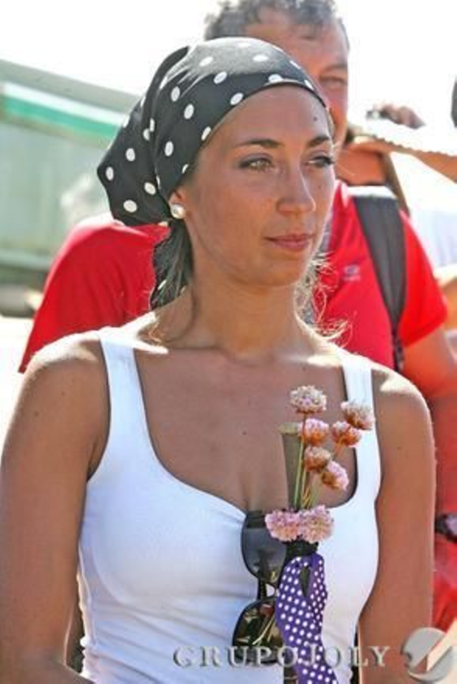 La emoción reflejada en el rostro de esta bella rociera con flores recogidas por el camino

Foto: Pascual