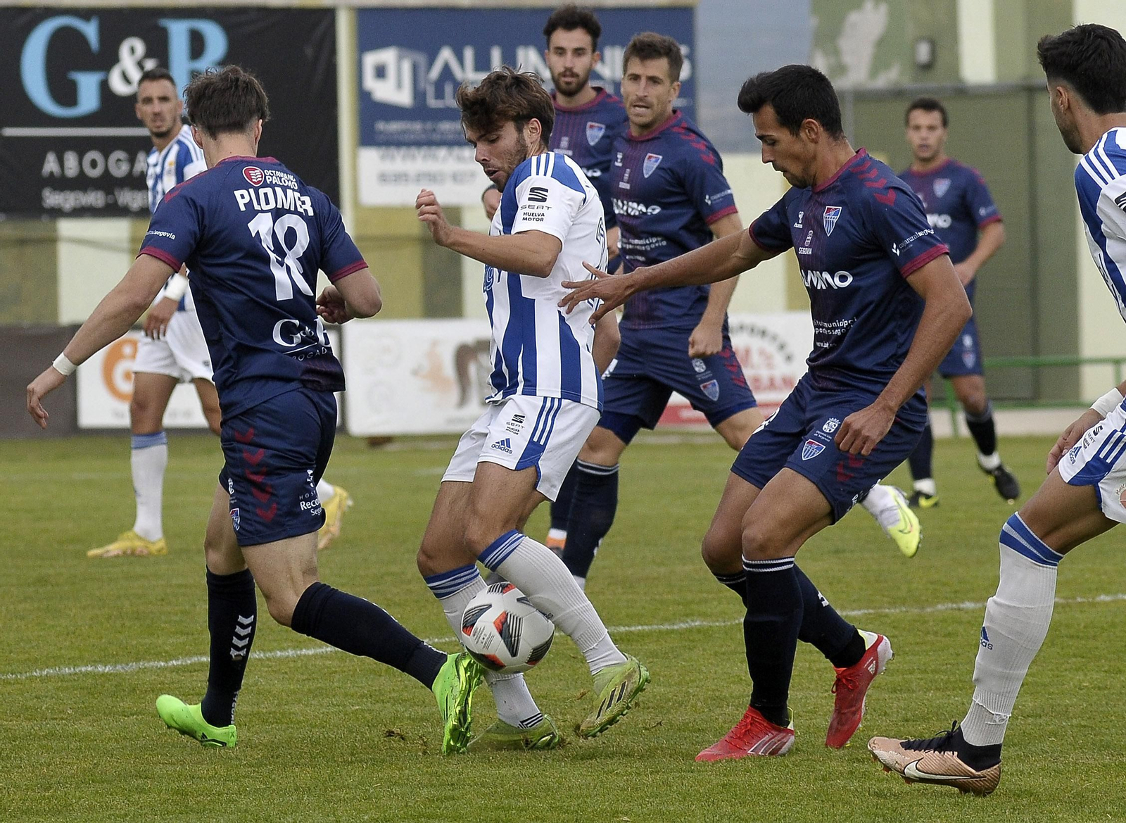 Imágenes del partido entre la Segoviana y el Recre en La Albuera