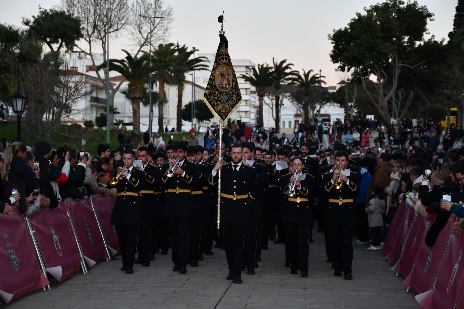 Un concierto de marchas procesionales llena Plaza de las Constituciones de San Roque