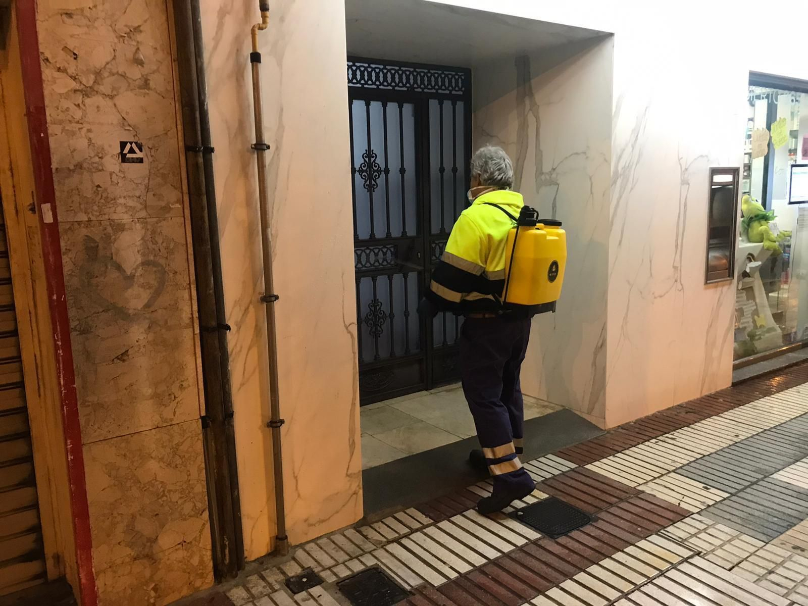 Un trabajador durante su labor de limpieza y desinfección en la capital.