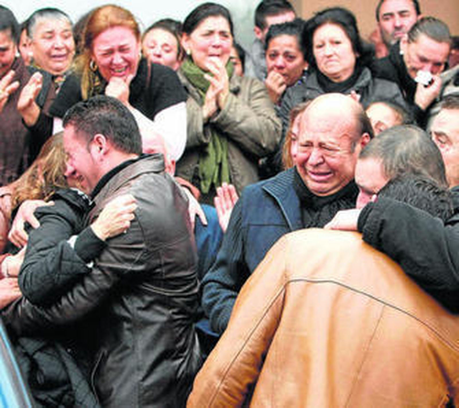 Manuel Moneo y el resto de familiares despiden con muchísimo dolor a Juan Moneo 'El Torta'.