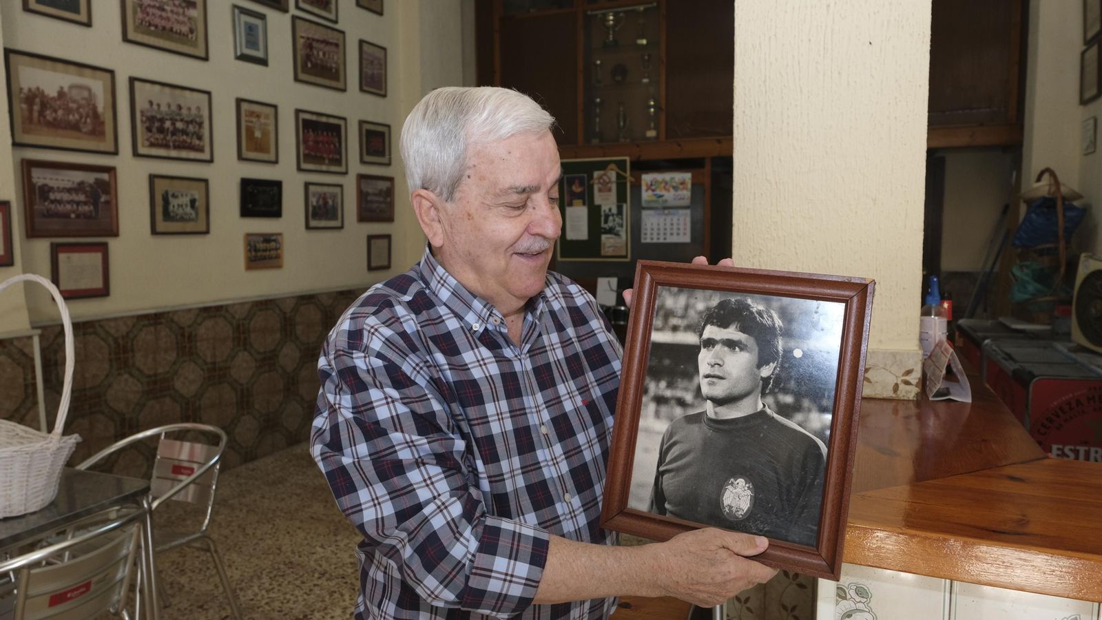 Paco Villa, con un cuadro de Biosca.