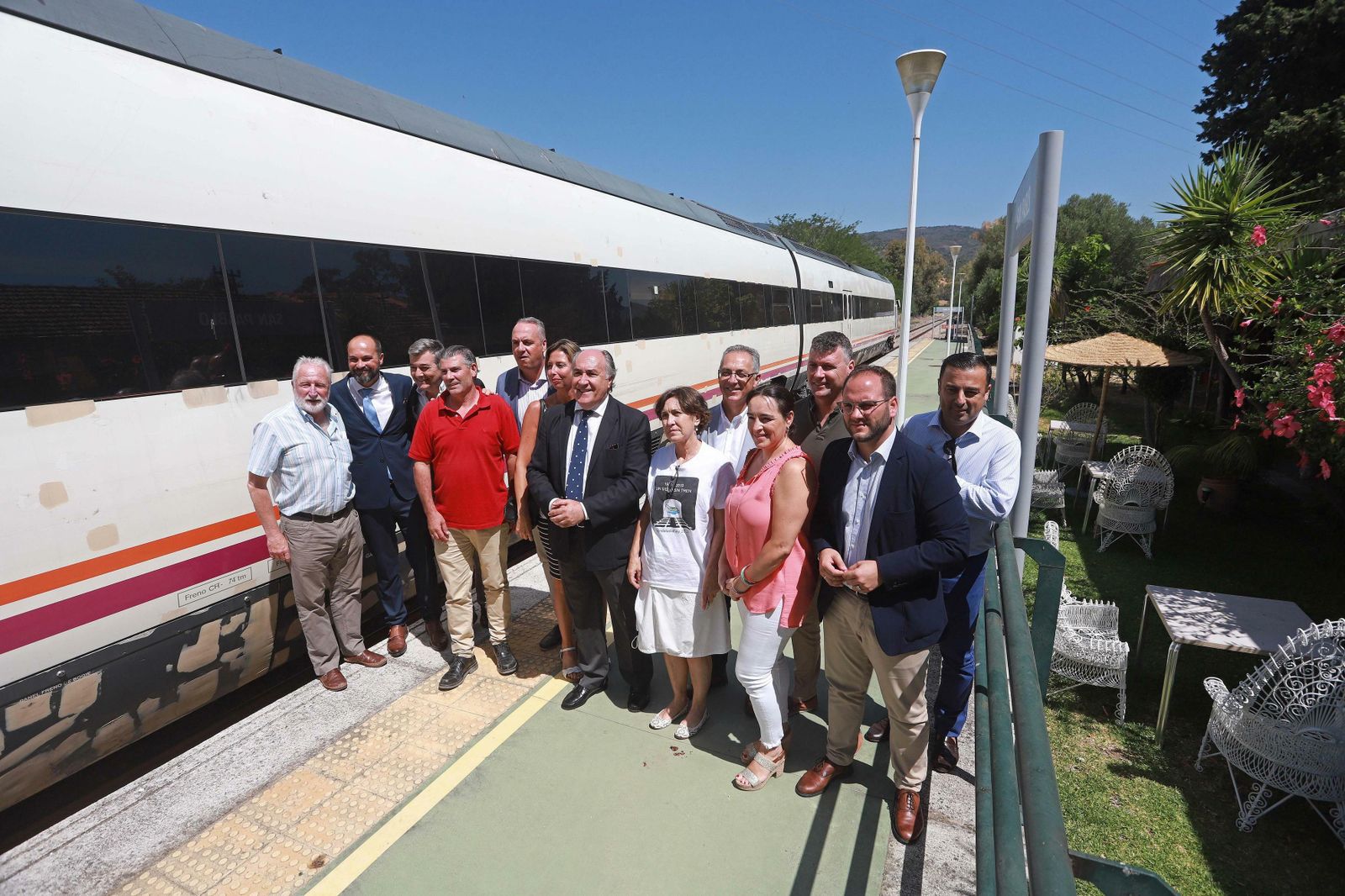 Alcaldes y representantes municipales del Campo de Gibraltar en una reivindicación por el tren