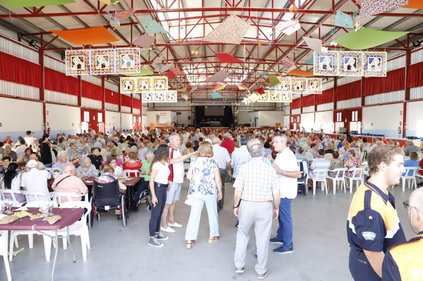 Huétor Tájar homenajea a una veintena de parejas del municipio por sus Bodas de Oro