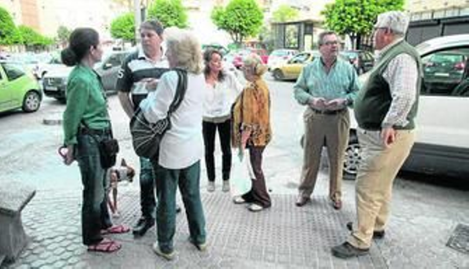 Vecinos de la calle Esperanza de Triana, ayer por la tarde vigilando la zona.