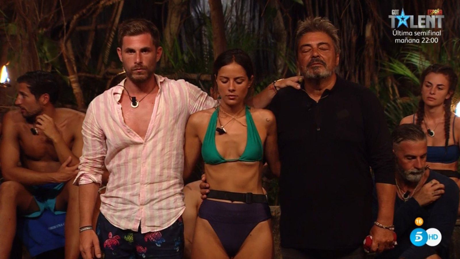 Los tres nominados, antes de conocer el veredicto del público.