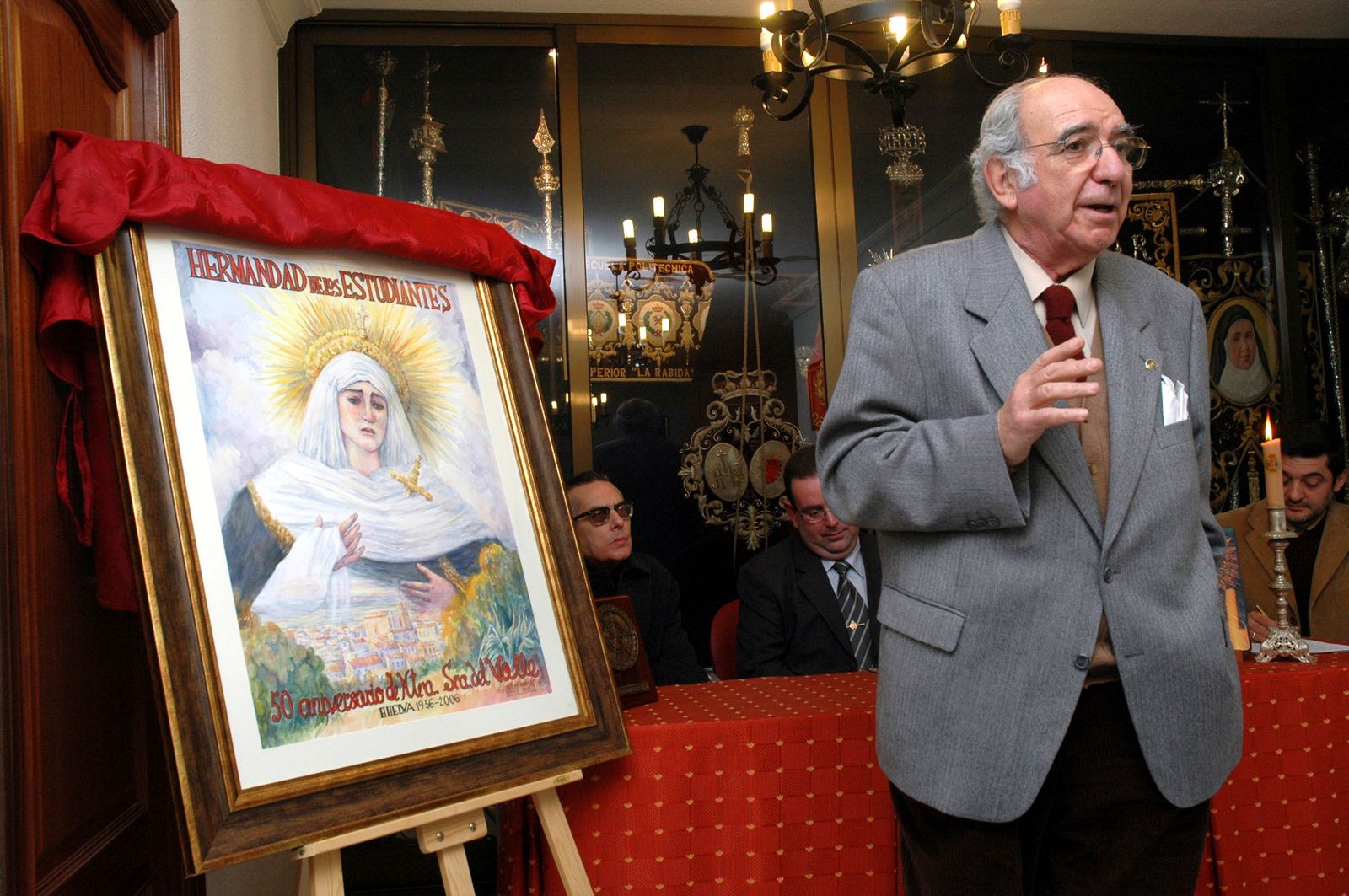 José María Franco junto a la imagen del cartel del cincuentenario de la Virgen del Valle.
