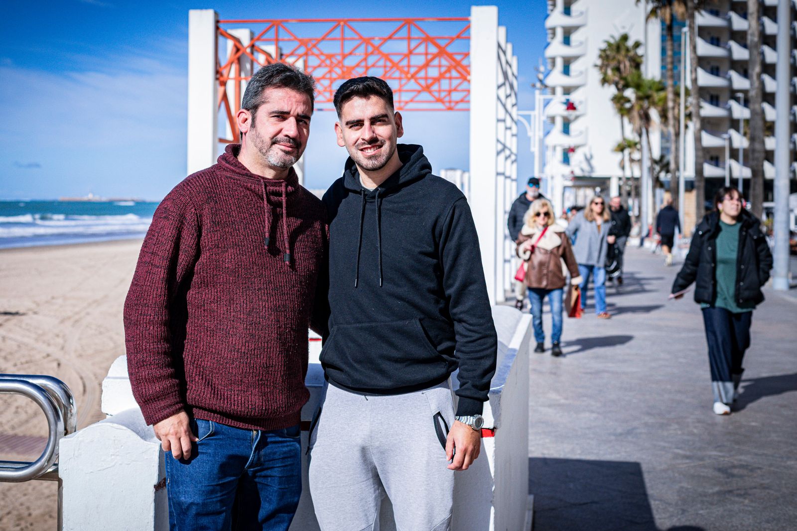 Juan Osorio y Lale Villegas en el Paseo Marítimo gaditano
