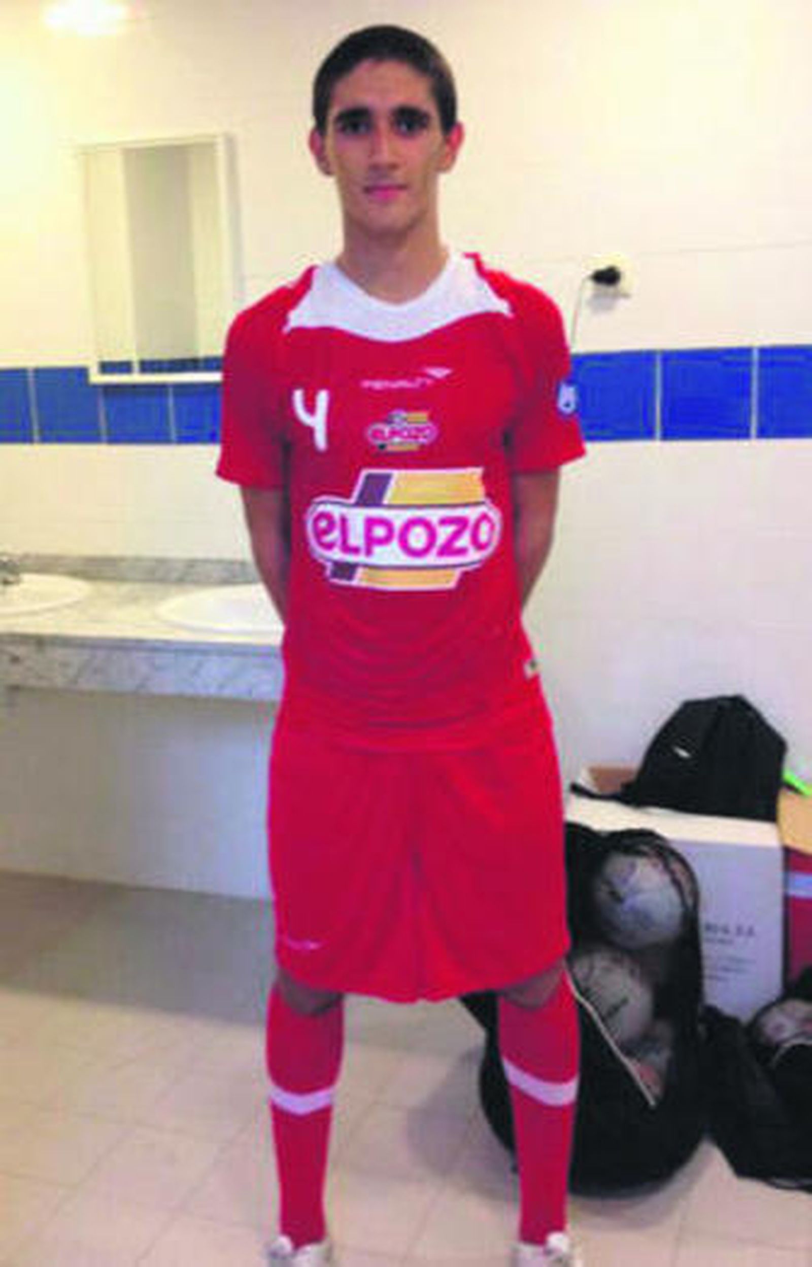 Antonio Jesús Sánchez posa con la camiseta murciana.