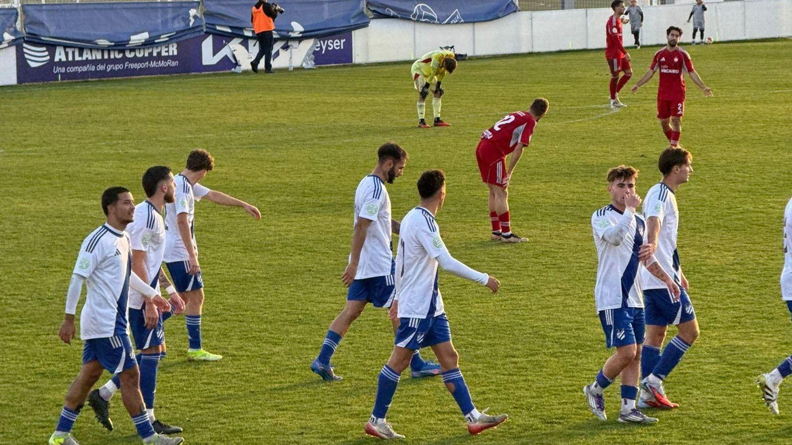 Los jugadores del Atlético Onubense celebran uno de los goles.