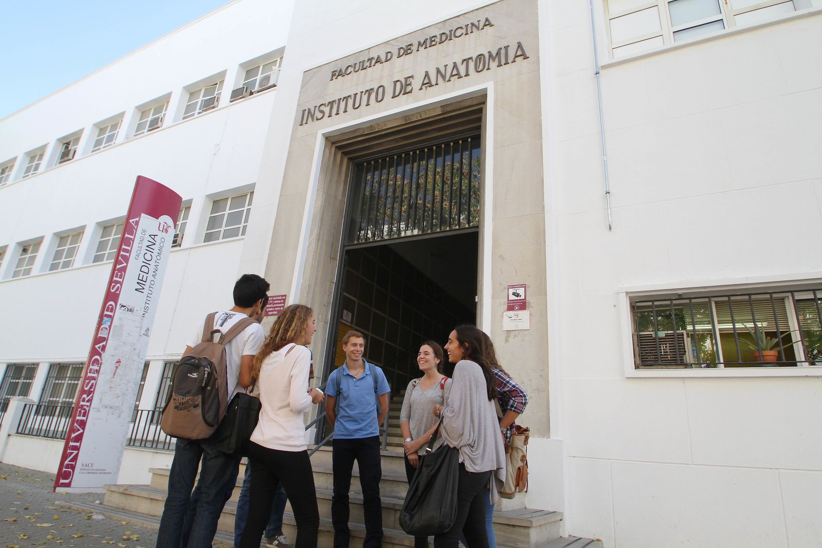 Estudiantes en la Facultad de Medicina.