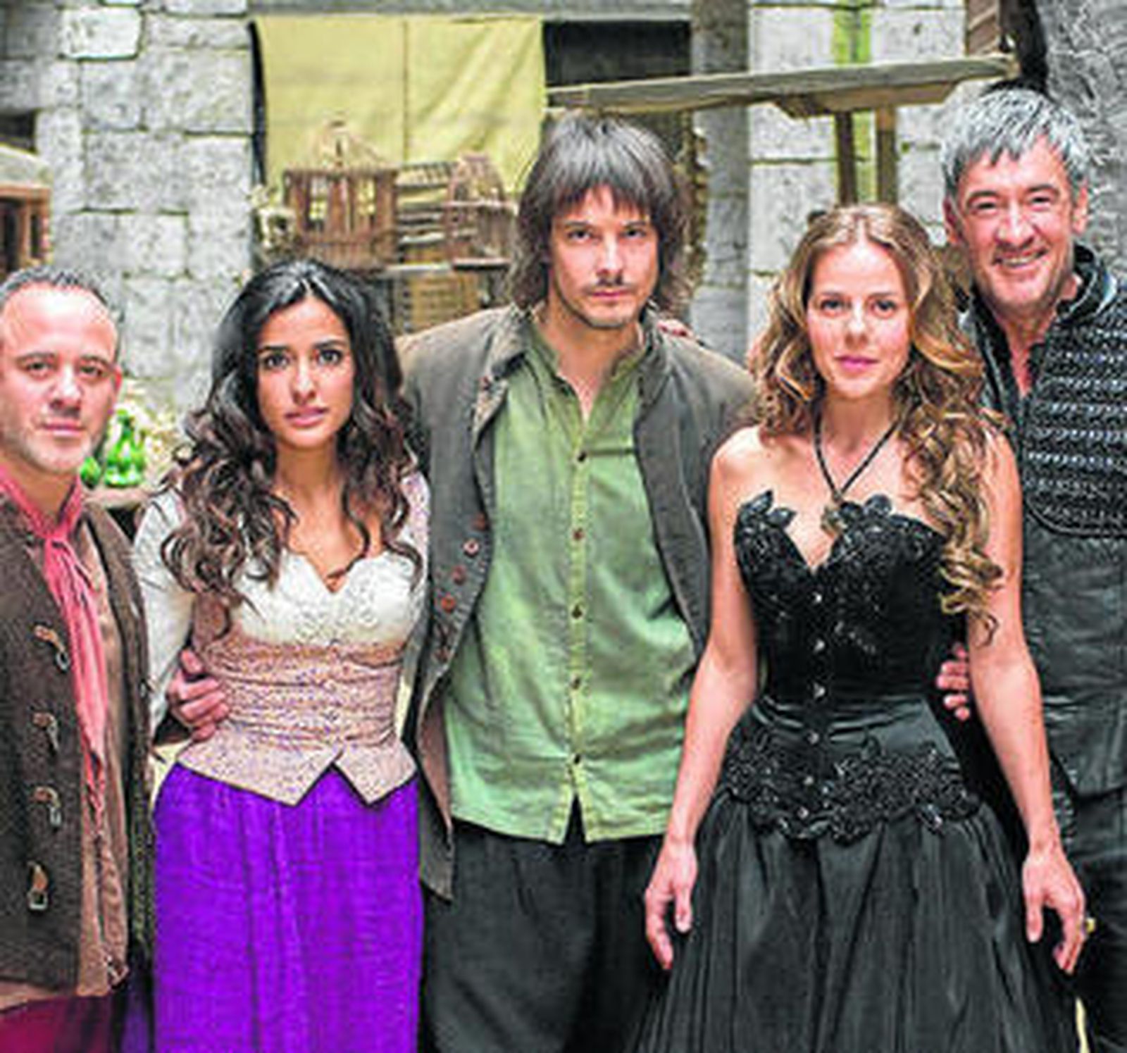 Jenner, en el centro, posa con los personajes más destacados de la serie.