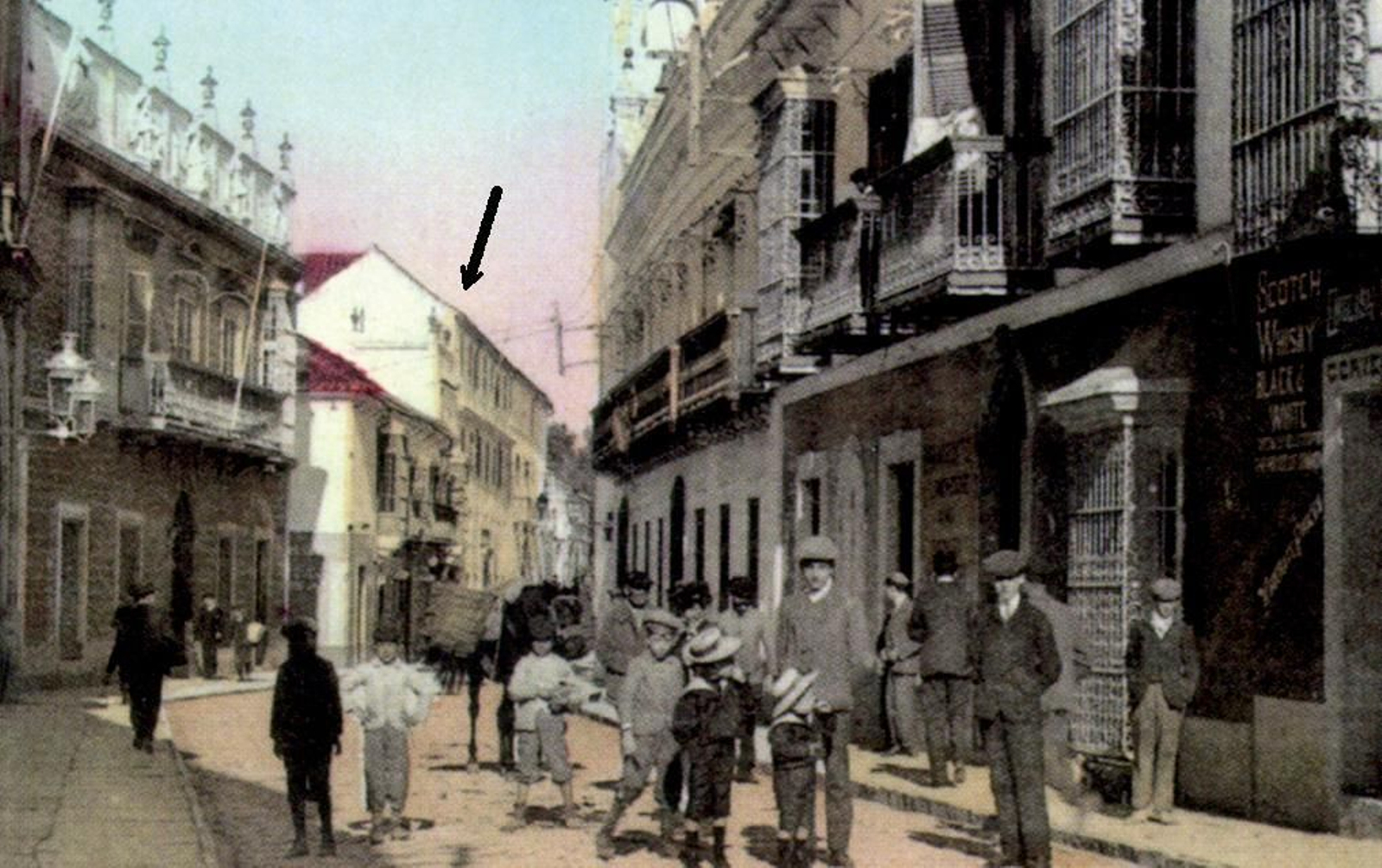 Postal coloreada realizada en el año 1915. Al fondo y a la izquierda de la imagen puede verse el edificio del Hospital Militar