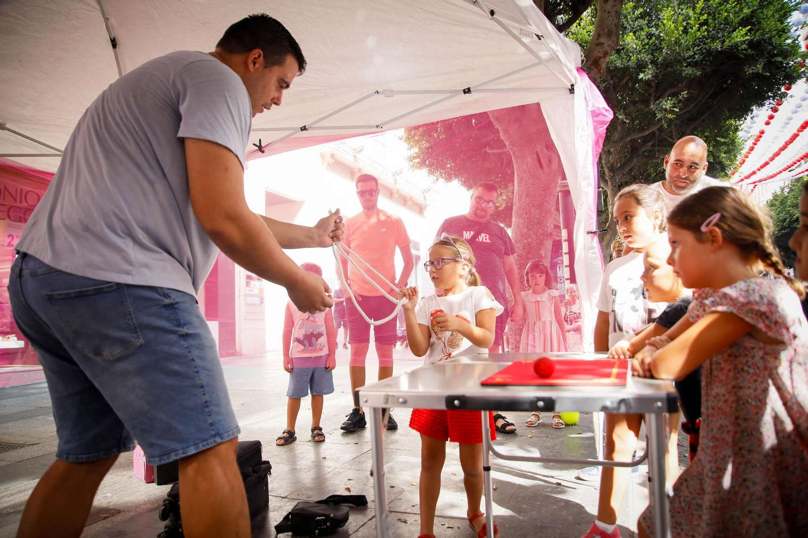 Las mejores imágenes del espectáculo 'Magia en la Calle' en el Paseo de Almería