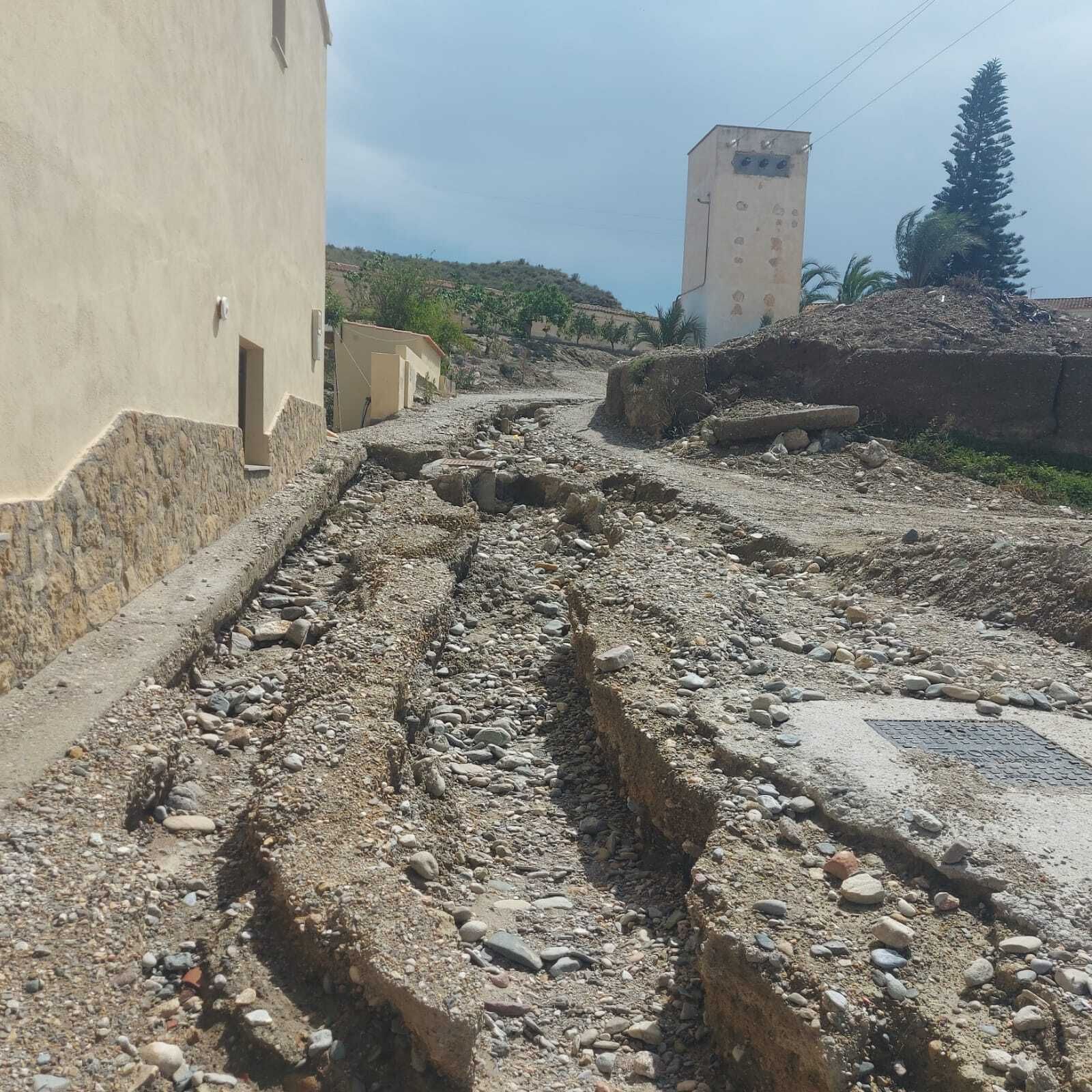 Estado de una vía municipal de Cuevas tras las lluvias.