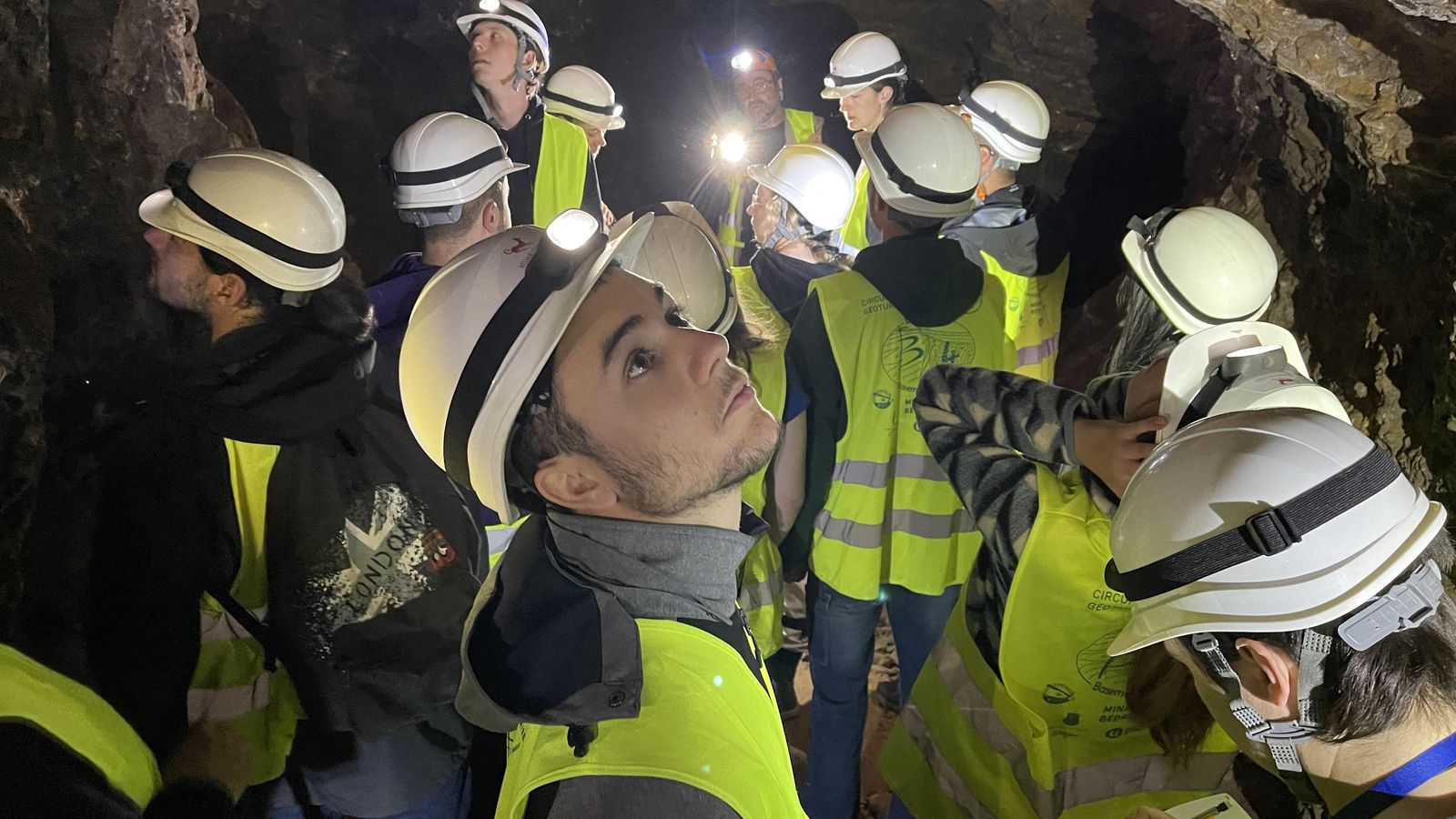 El grupo de estudiantes inspecciona una de las galerías de la mina.