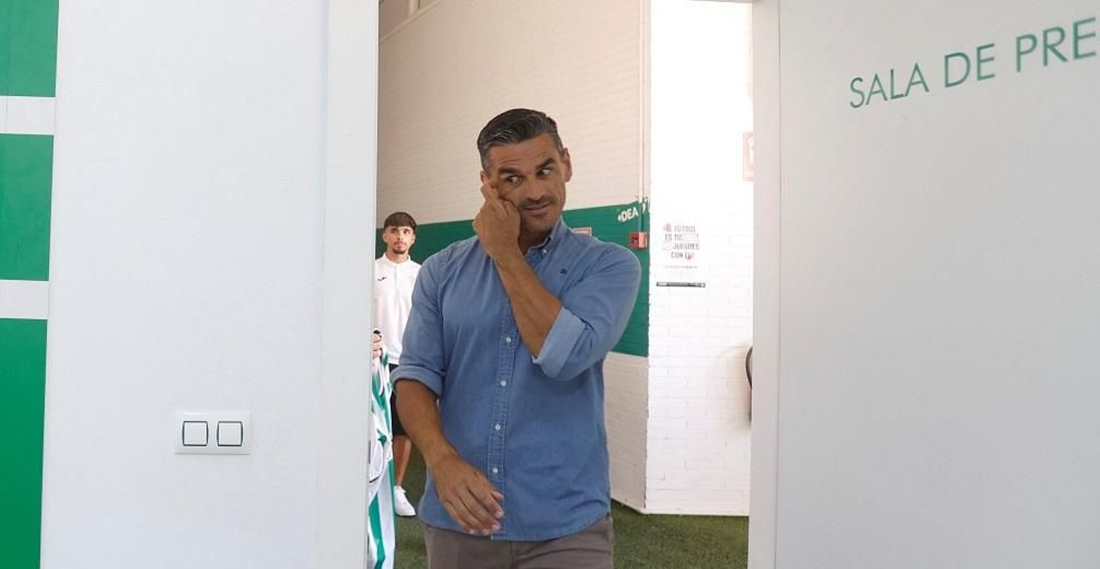 Juanito, antes de una rueda de prensa en El Arcángel.