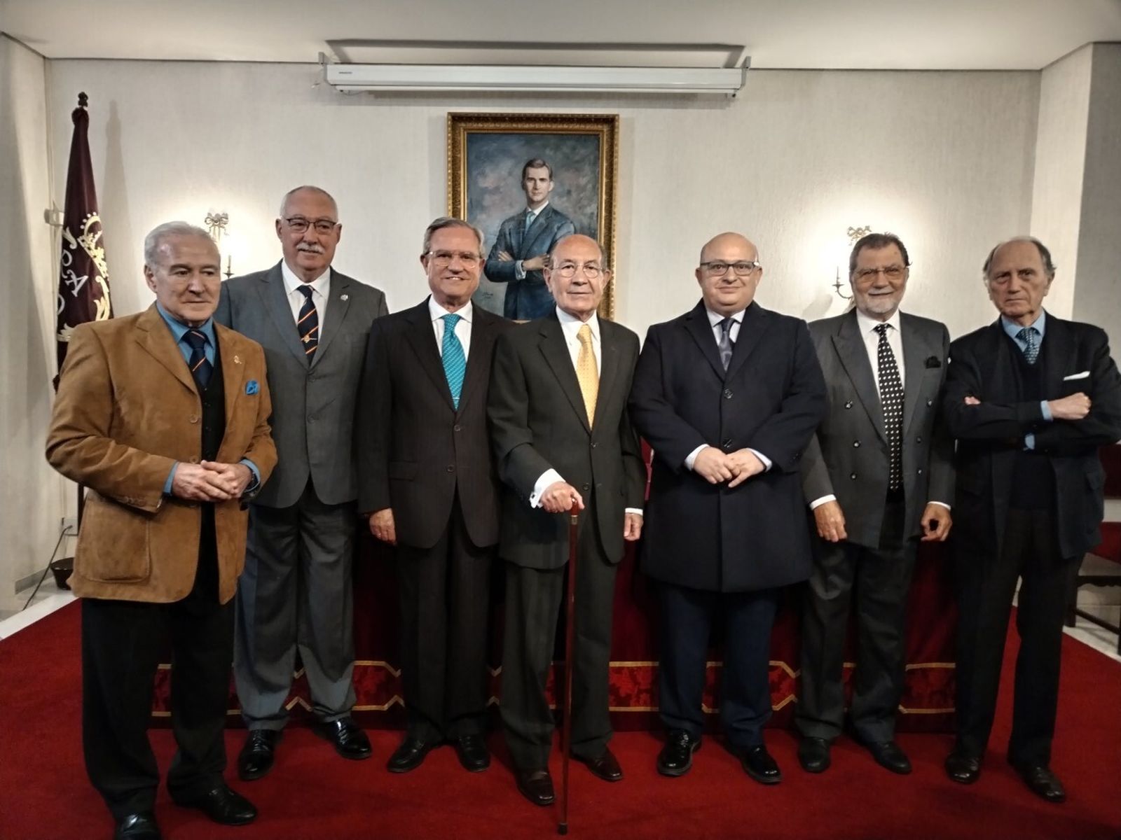 Antonio Padillo, acompañado de la presidencia del Pregón de los Reyes Magos en la Academia.