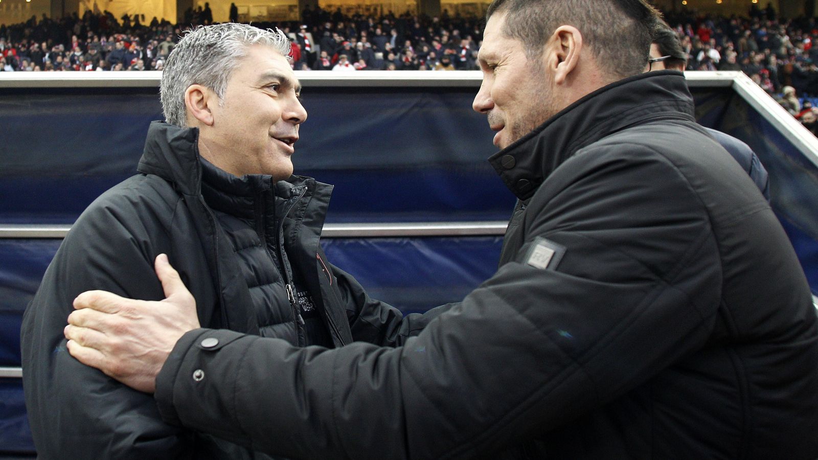 Joseba Aguado saluda a Simeone en el único duelo que dirigió en el primer equipo.