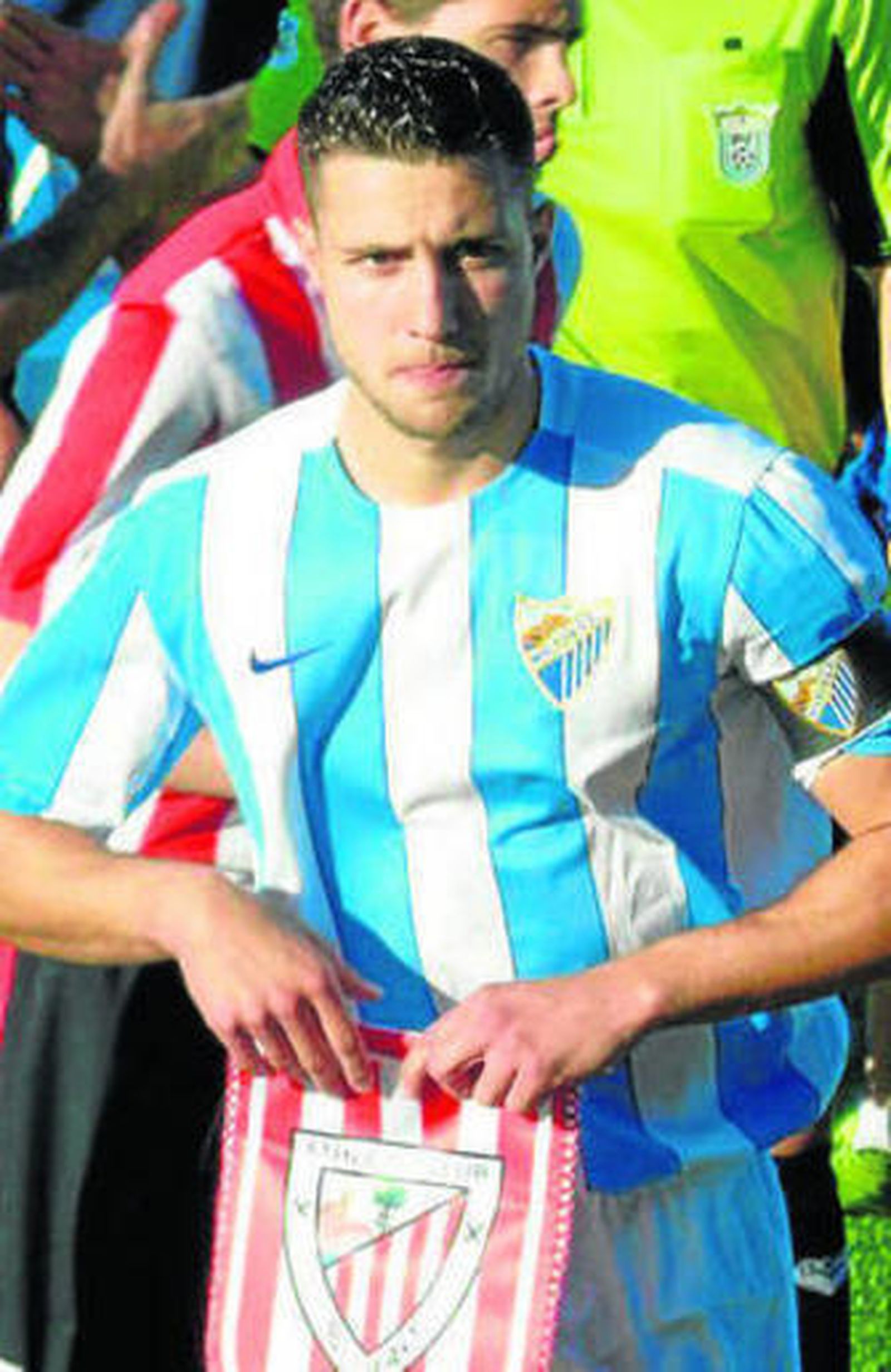 Jiménez, con el brazalete de capitán, durante el duelo ante el Athletic.