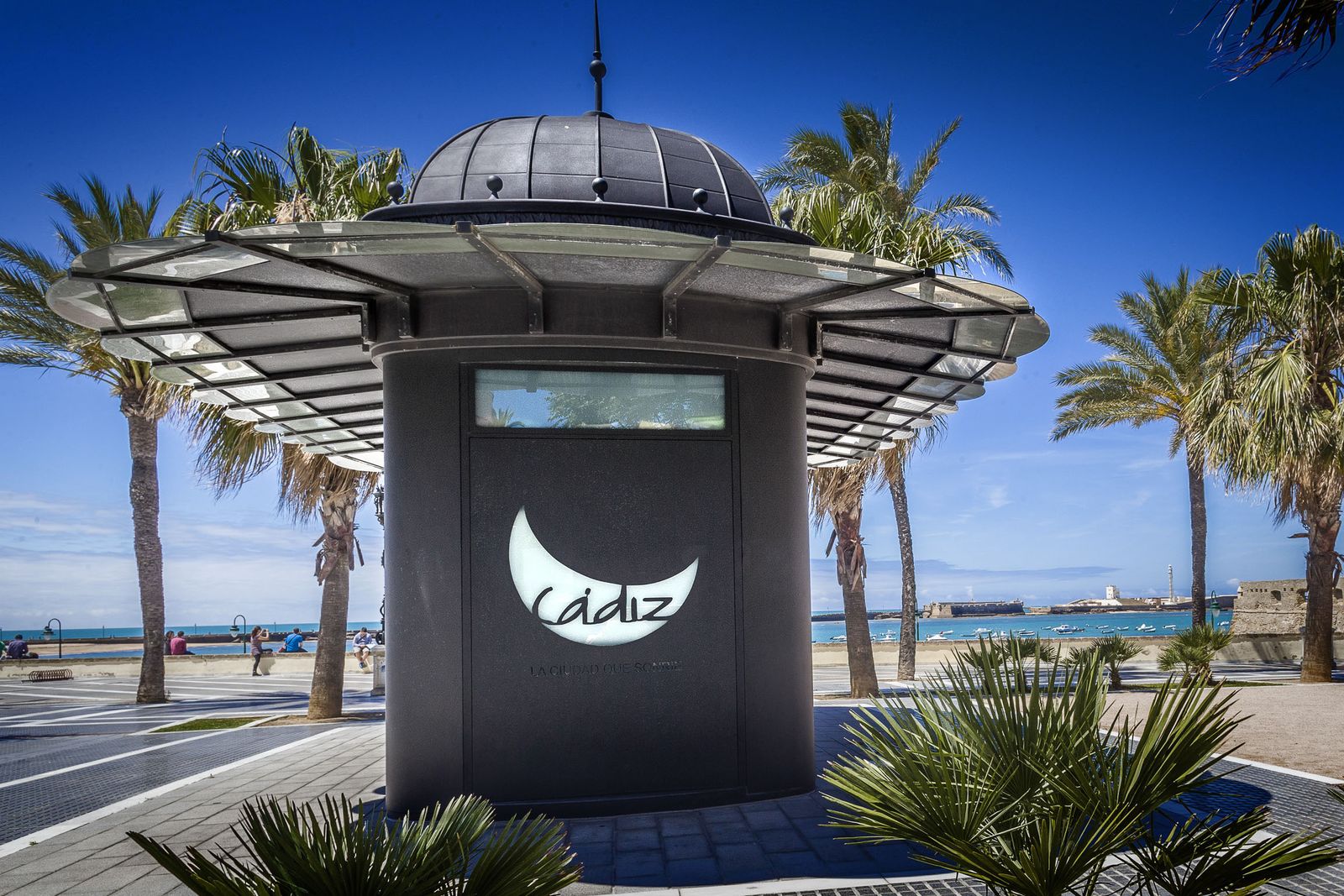 El quiosco de información turística situado junto a la Caleta.